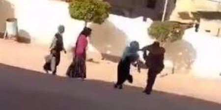 مدير مدرسة يركل طالبتين يثير غضباً واسعاً في مصر - الهلال الإخباري