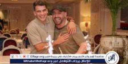 أحمد السقا يحتفل بعرض "أحمد وأحمد" في الإمارات وزيزو يشاركه تقطيع التورتة - الهلال الإخباري