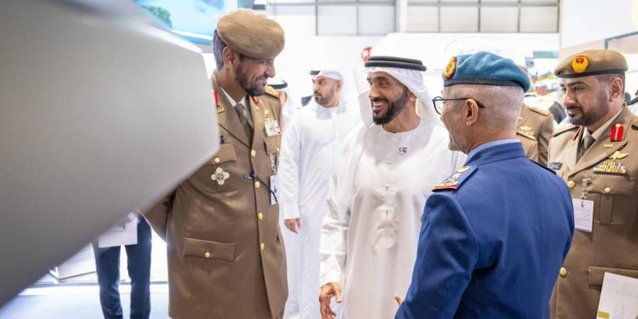 نهيان بن زايد يزور جناح الحرس الوطني في «آيدكس» - الهلال الإخباري