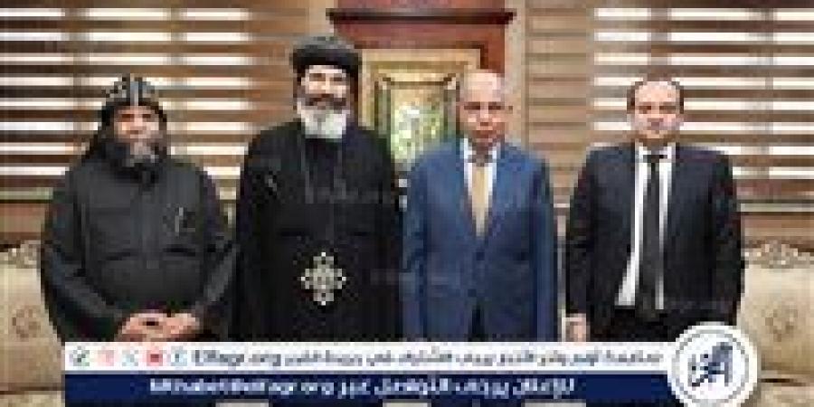 محافظ المنيا يلتقي وفد دير العذراء والملاك ميخائيل بالبهنسا - الهلال الإخباري