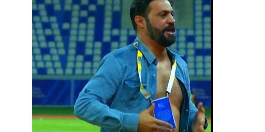 مدرب القوة الجوية يمزق قميصه احتجاجاً على لاعبيه - الهلال الإخباري