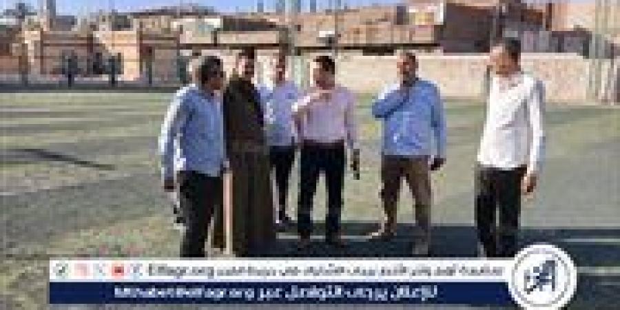 بدء تطوير ملعب النجيل الصناعي بمركز شباب بني رافع بمنفلوط فى أسيوط - الهلال الإخباري