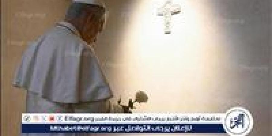 البابا ليو الرابع عشر يزور قبر البابا فرانسيس في أول خروج له من الفاتيكان - الهلال الإخباري
