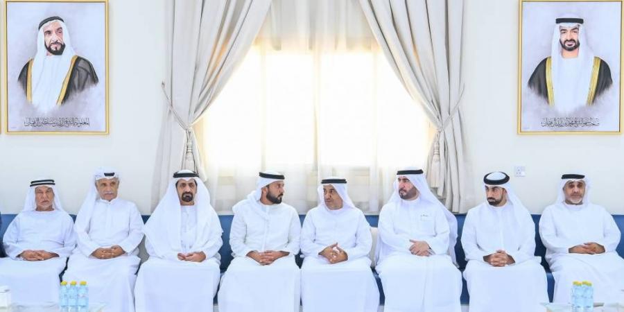 عبد العزيز بن حميد يعزي بوفاة علي العفاري - الهلال الإخباري