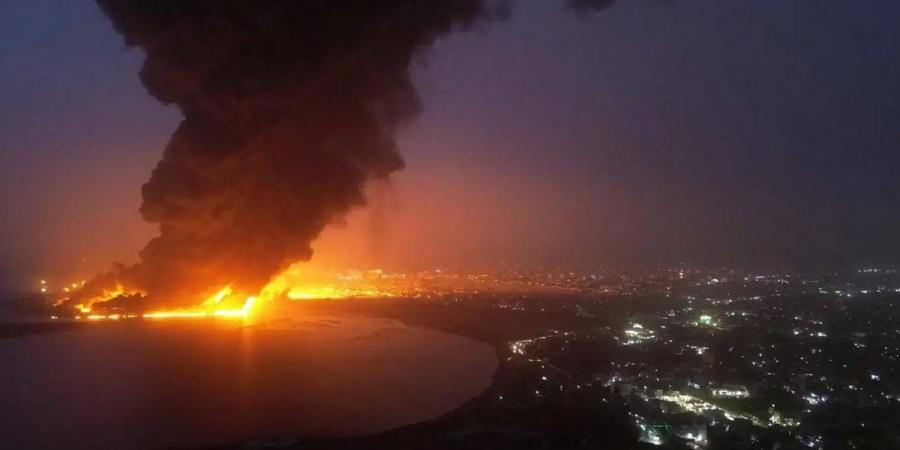 الجيش الإسرائيلي يصدر تحذيراً بإخلاء 3 موانئ في اليمن - الهلال الإخباري