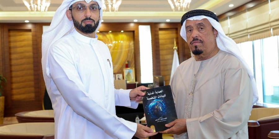 ضاحي خلفان يتلقى نسخة من رسالة دكتوراه - الهلال الإخباري