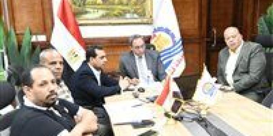 عبر الفيديو كونفرانس.. محافظ قنا يتابع ملف إزالة التعديات وتقنين أراضي أملاك الدولة - الهلال الإخباري