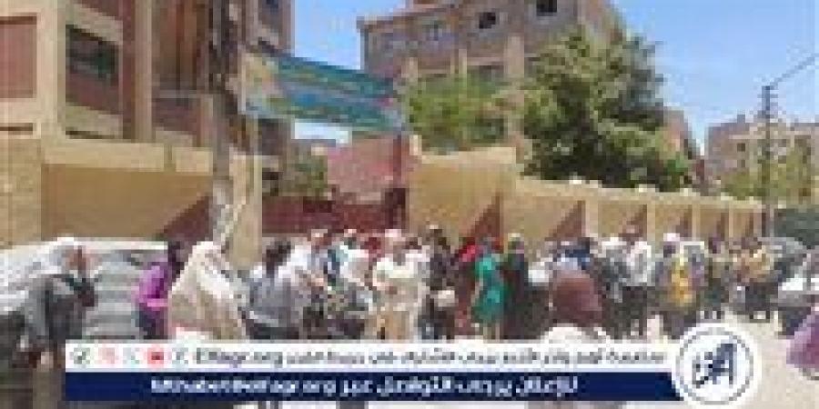 بدء توافد طلاب وطالبات الشهادة الاعدادية على اللجان فى ثانى أيام الامتحانات بأسيوط - الهلال الإخباري