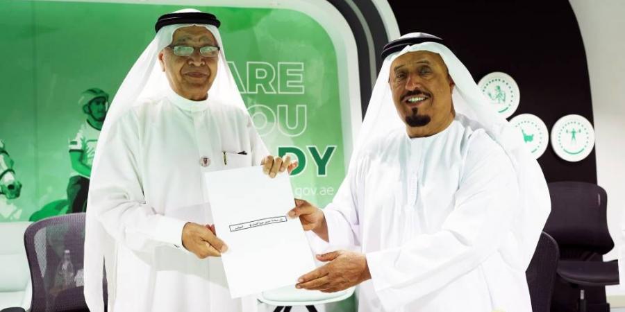 ضاحي خلفان يكرّم ميرزا الصايغ لدعمه لرعاية الموهوبين - الهلال الإخباري