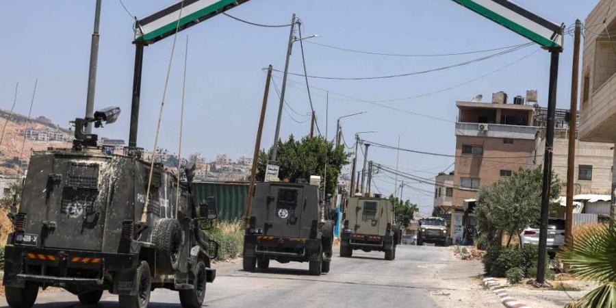 مداهمات واعتقالات وتشديد الحصار على الفلسطينيين في الضفة - الهلال الإخباري