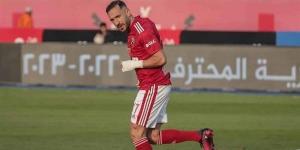 "إرادة حديدية".. لاعب الأهلي يشيد بـ علي معلول - الهلال الإخباري