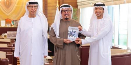 ضاحي خلفان يتسلم كتاباً عن تنظيم عقود الشراكة - الهلال الإخباري