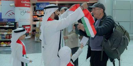 مطار الشارقة يحتفل مع المسافرين بمناسبة اليوم الوطني الكويتي ال64 - الهلال الإخباري