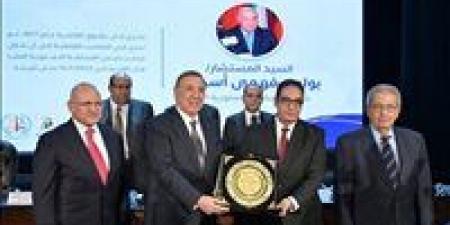 جامعة القاهرة تكرم رئيس المحكمة الدستورية العليا تقديرًا لمسيرته القانونية والقضائية - الهلال الإخباري