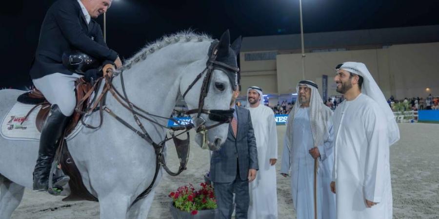 سلطان بن أحمد يتوج الفائزين بكأس بطولة حاكم الشارقة الدولية للقفز - الهلال الإخباري