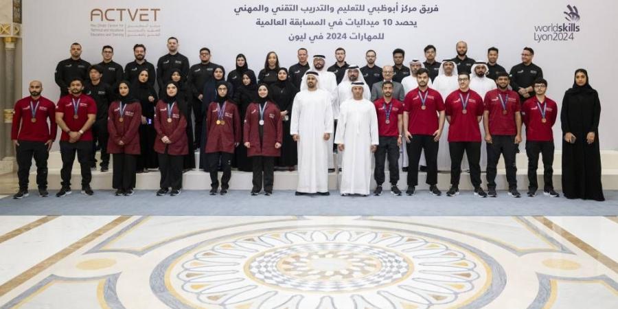 ذياب بن محمد يستقبل فريق «أبوظبي للتعليم التقني» - الهلال الإخباري