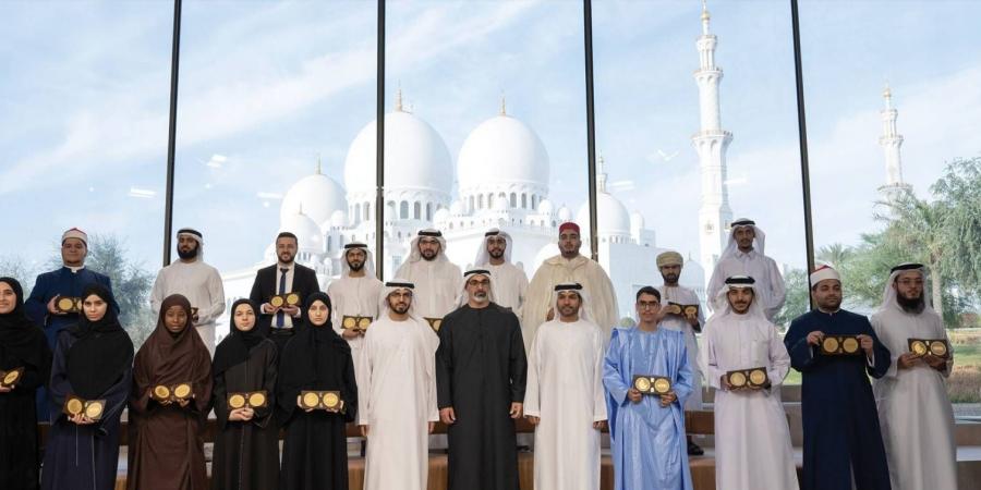 فيديو | خالد بن محمد بن زايد يكرّم الفائزين بجائزة الإمارات الدولية للقرآن - الهلال الإخباري