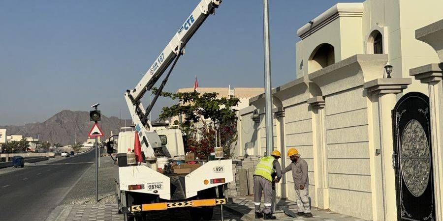 «كهرباء الشارقة» تنير الطرق على جانبي وادي اللؤلؤية والزبارة - الهلال الإخباري