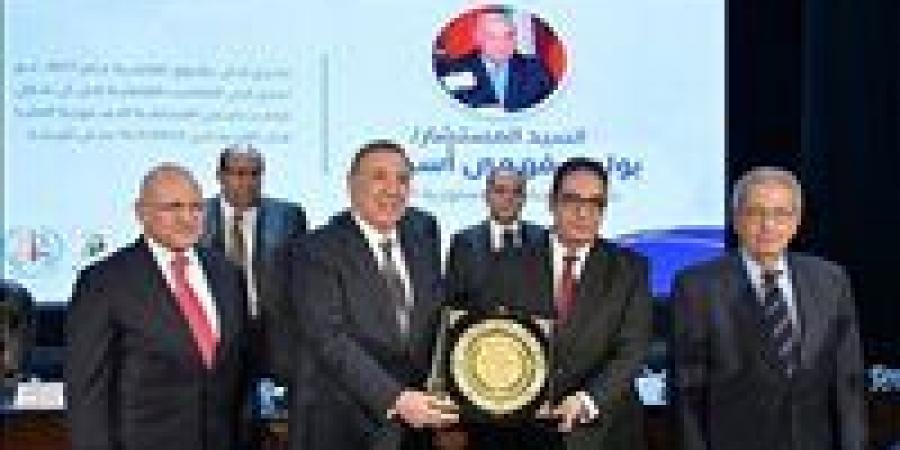 جامعة القاهرة تكرم رئيس المحكمة الدستورية العليا تقديرًا لمسيرته القانونية والقضائية - الهلال الإخباري