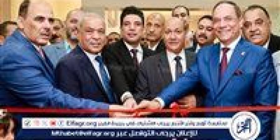 رئيس النيابة الإدارية يهدى درع لنائب محافظ سوهاج - الهلال الإخباري