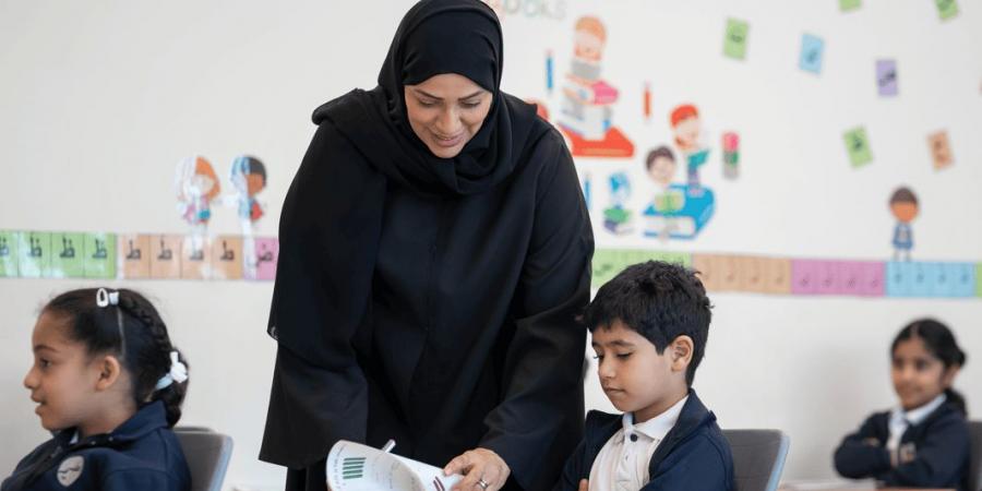 المعلم الإماراتي.. حلقة وصل بين الهوية والتميز الأكاديمي - الهلال الإخباري
