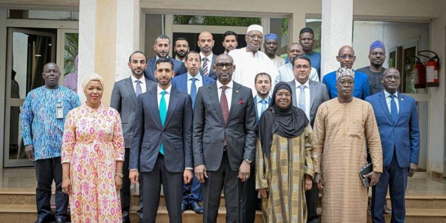 تحيات القيادة إلى رئيس مالي ينقلها شخبوط بن نهيان - الهلال الإخباري