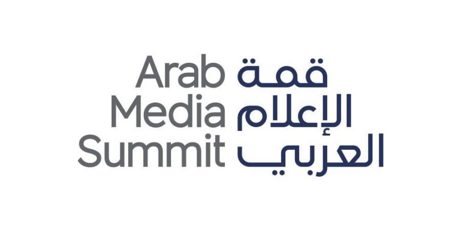 نخبة كتّاب يوقعون مؤلفاتهم بقمة الإعلام العربي - الهلال الإخباري