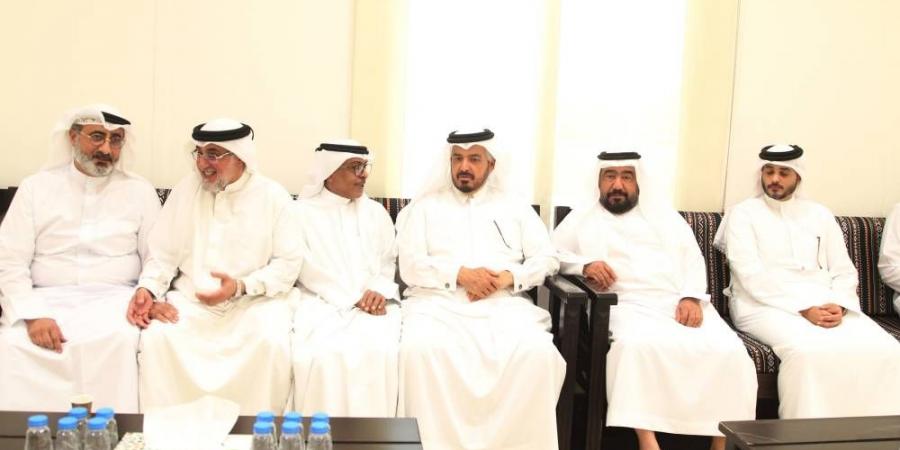 الشيوخ يعزون آل الشامسي بوفاة كامل محمد - الهلال الإخباري