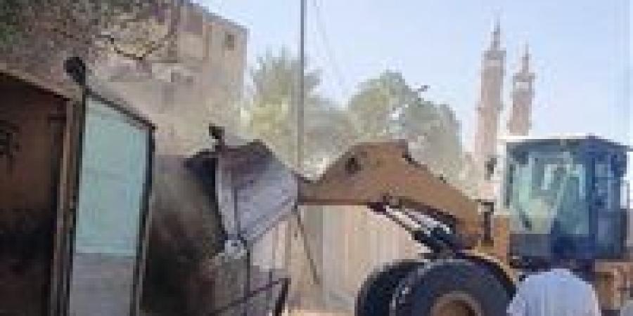 محافظ أسوان أثناء جولته الميدانية بكوم أمبو.. إزالة لأكشاك المخالفة وتكثيف الجهود للنظافة العامة ورفع الإشغالات - الهلال الإخباري