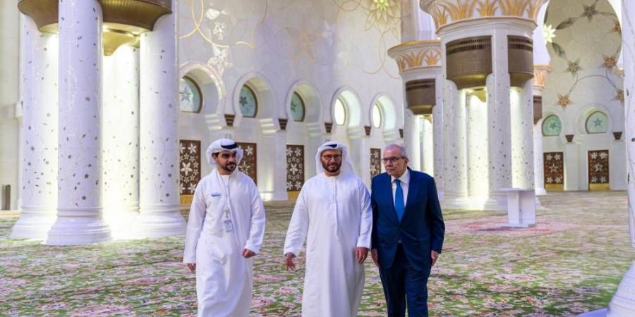رئيس الوزراء اللبناني يزور جامع الشيخ زايد الكبير - الهلال الإخباري