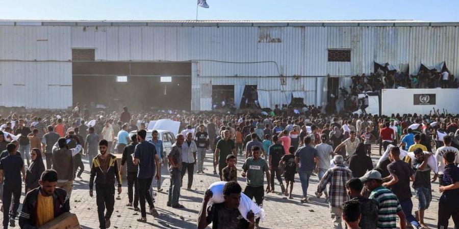 آلاف الجوعى يقتحمون مستودعاً للأمم المتحدة في غزة - الهلال الإخباري
