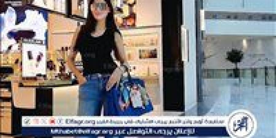بلمسات عصرية.. مي عمر تظهر بإطلالة جذابة وحقيبة فاخرة من باريس - الهلال الإخباري