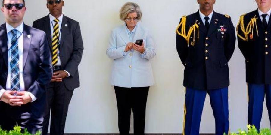 قرصنة هاتف كبيرة موظفي البيت الأبيض سوزي وايلز وانتحال شخصيتها - الهلال الإخباري