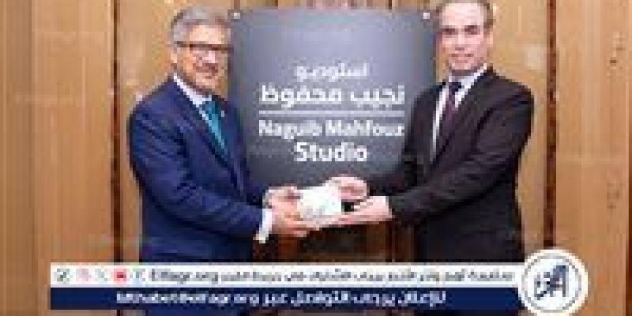 أثناء زيارته استديو نجيب محفوظ بماسبيرو.. "المسلماني" يهدي سفير باكستان مجموعة أم كلثوم - الهلال الإخباري