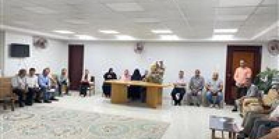رئيس مركز ابشواي بالفيوم تجتمع بمديري الإدارات بالوحدة المحلية للمركز - الهلال الإخباري