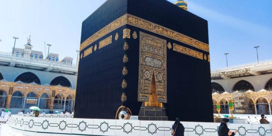 استبدال كسوة الكعبة المشرفة مع بداية العام الهجري الجديد (فيديو) - الهلال الإخباري